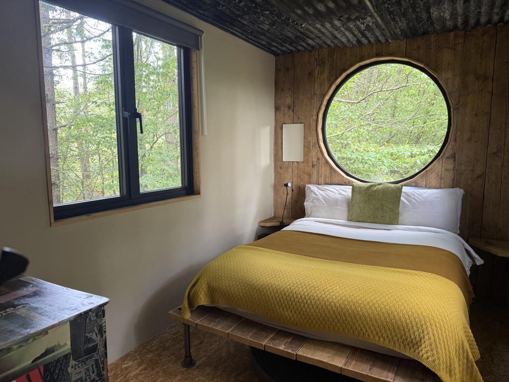 Lot: 188 - APPROX. ONE ACRE OF LAND IN SEMI-RURAL LOCATION WITH UNIQUE HOLIDAY RENTAL - First floor main bedroom